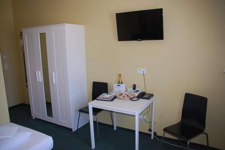 Room 6 of 70