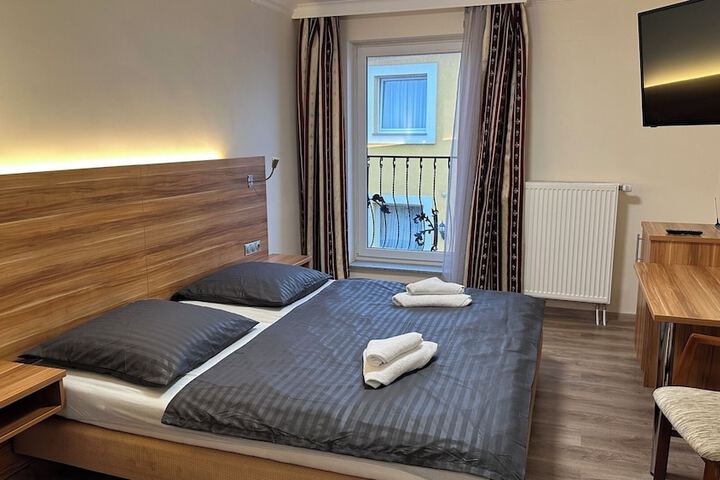 Room 5 of 8