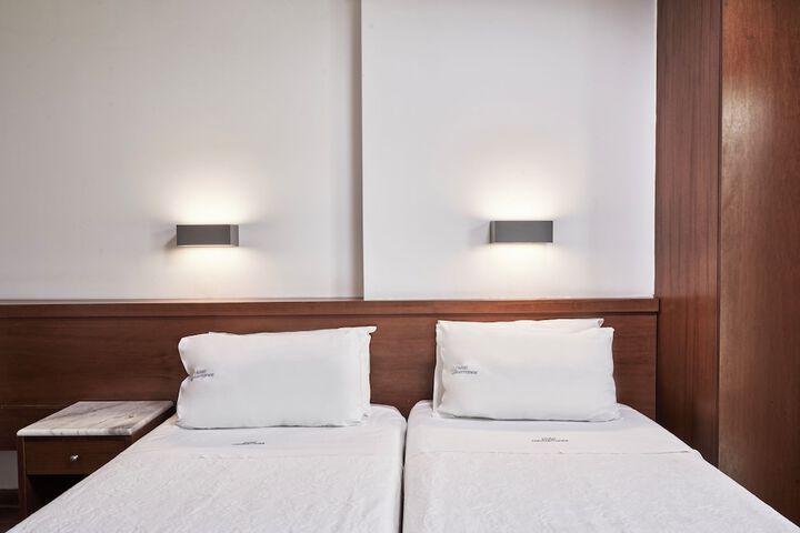Room 9 of 27