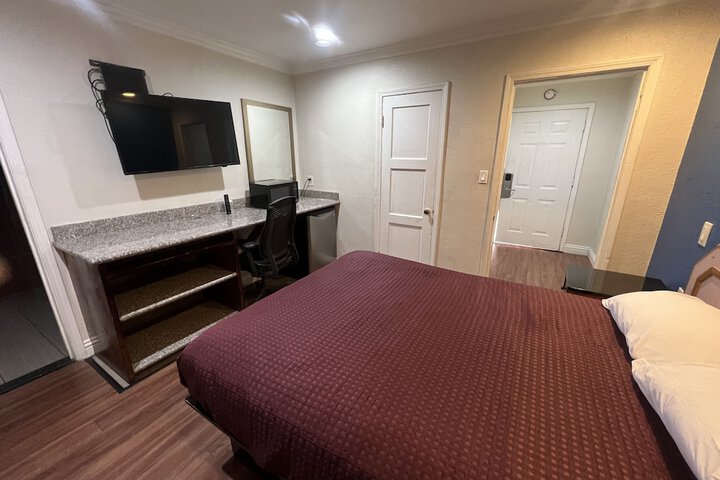 Deluxe Queen Bed (5 of 25)