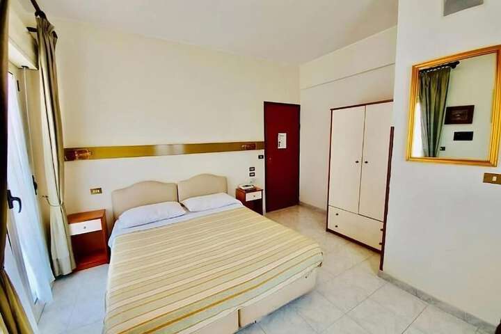 Room 15 of 28