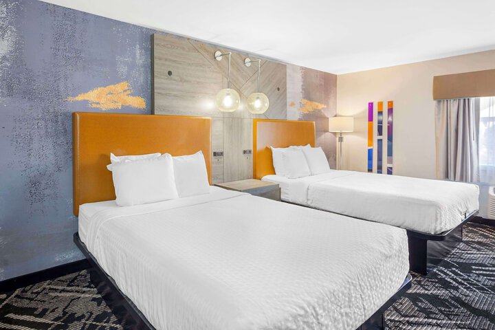 2 Queen Accessible Bathtub Microwave, Refrigerator WiFi Continental Breakfast (4 of 21)