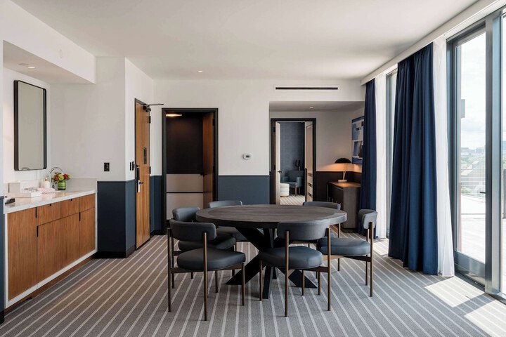 Room 27 of 90
