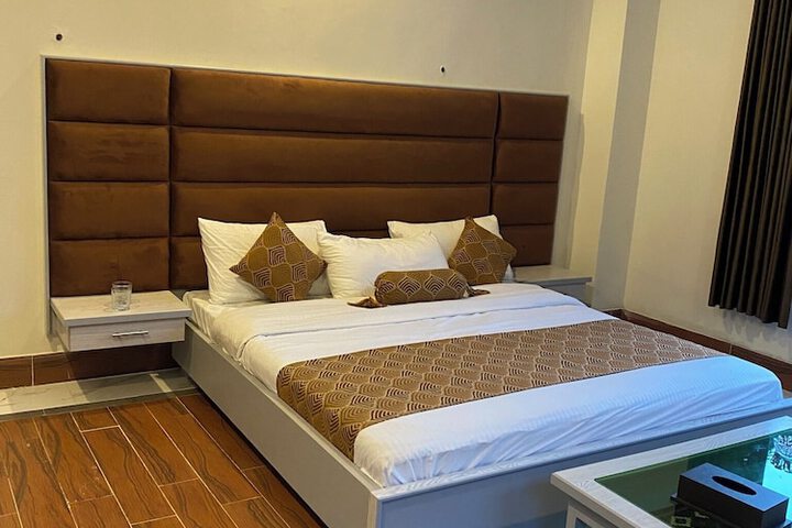 Room 5 of 10