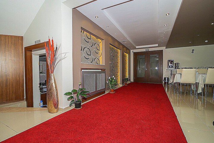 Ballroom/Hall 27 of 36