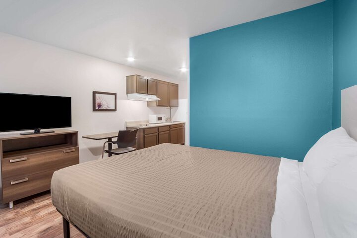 1 Queen Bed (3 of 14)