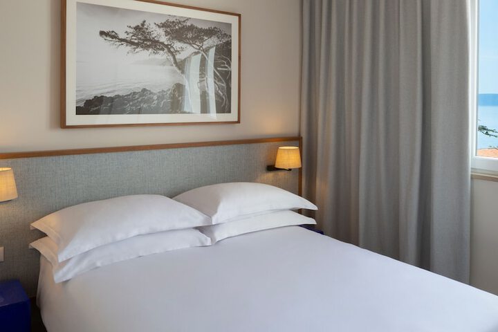 Room 10 of 83
