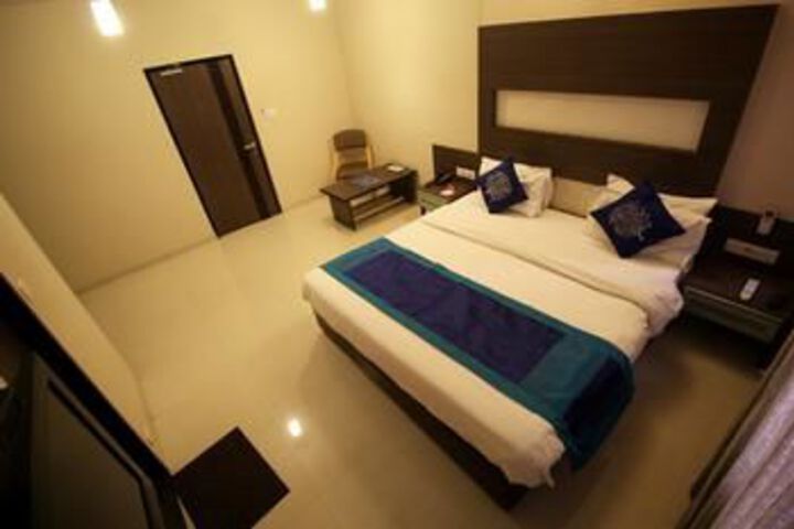 Room 6 of 13