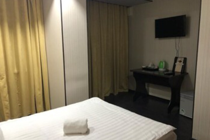 Room 8 of 19