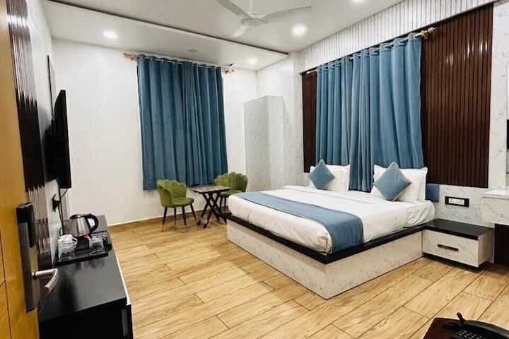 Room 8 of 13