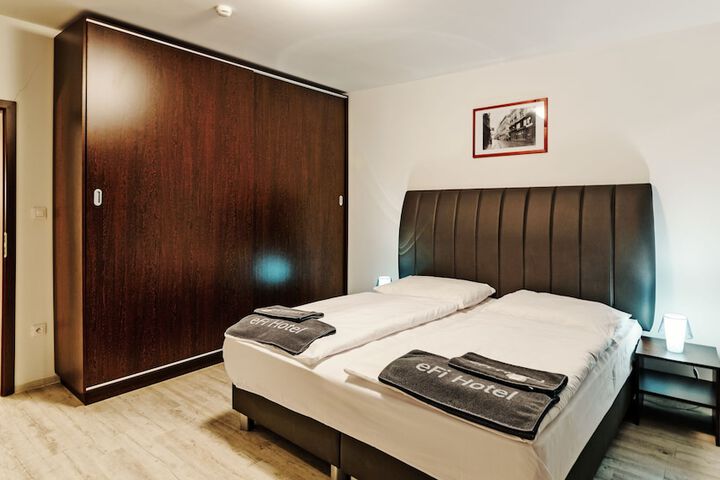 Room 6 of 71