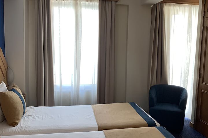 Room 9 of 48
