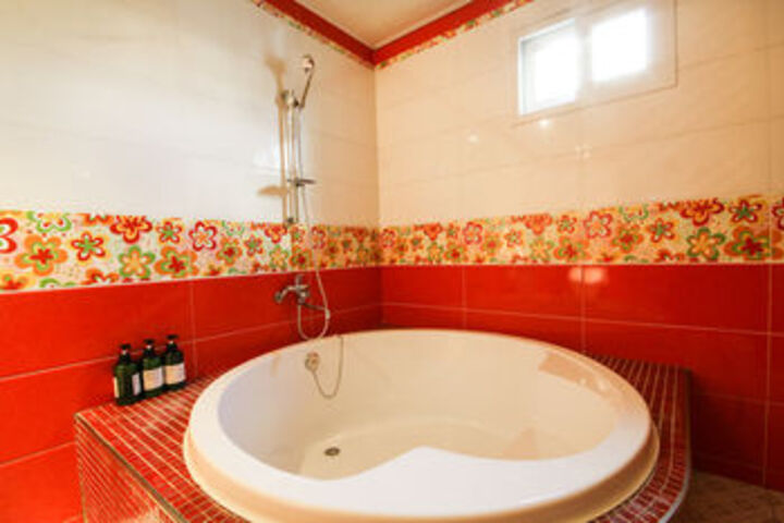 Deep Soaking Bathtub