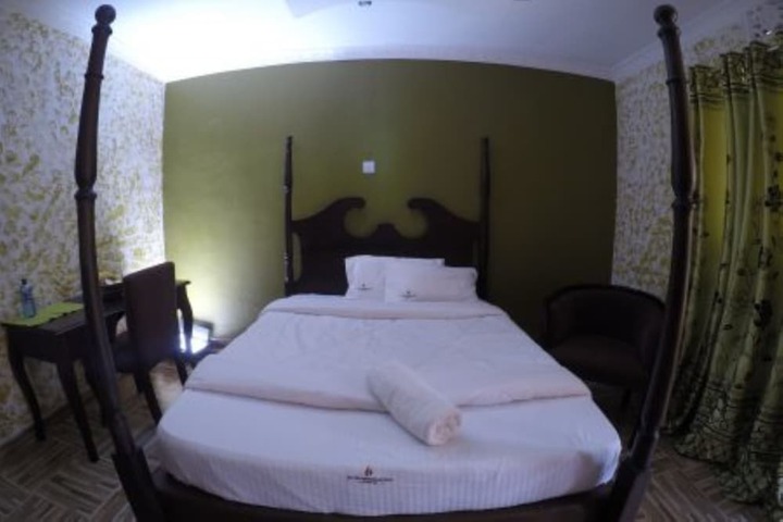 Room 5 of 32