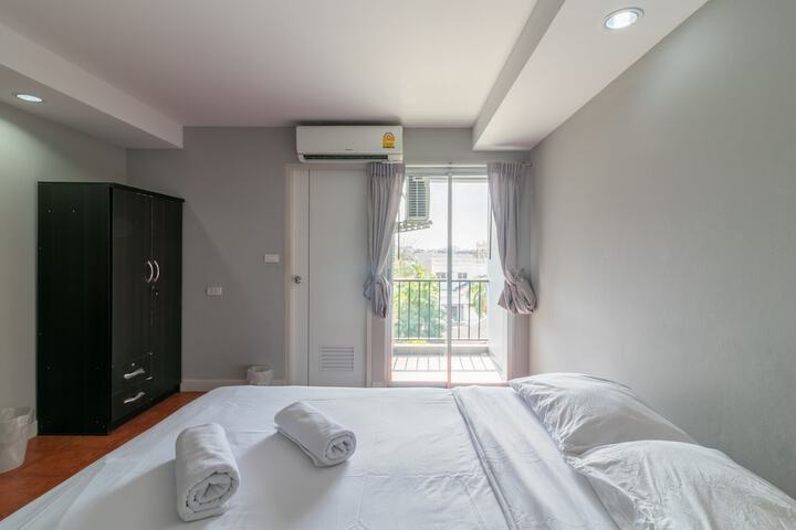 Room 10 of 28