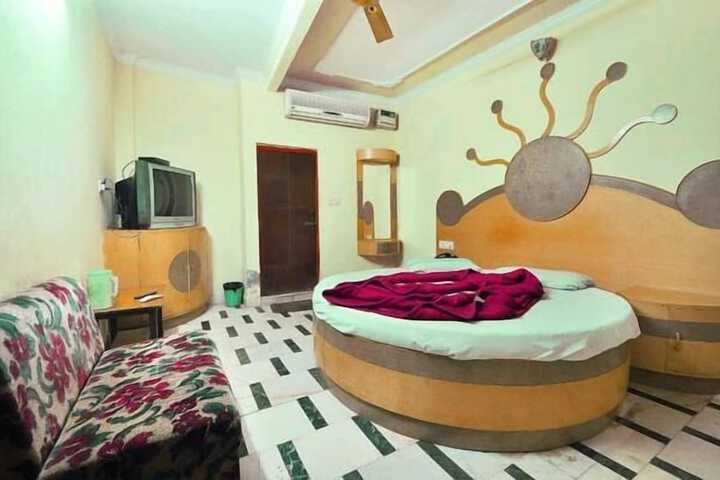 Room 10 of 20