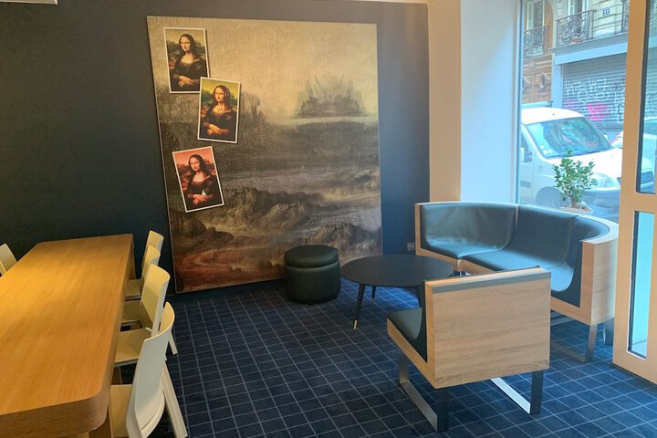 Lounge 43 of 51