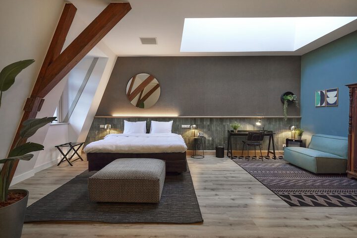 Room 10 of 30