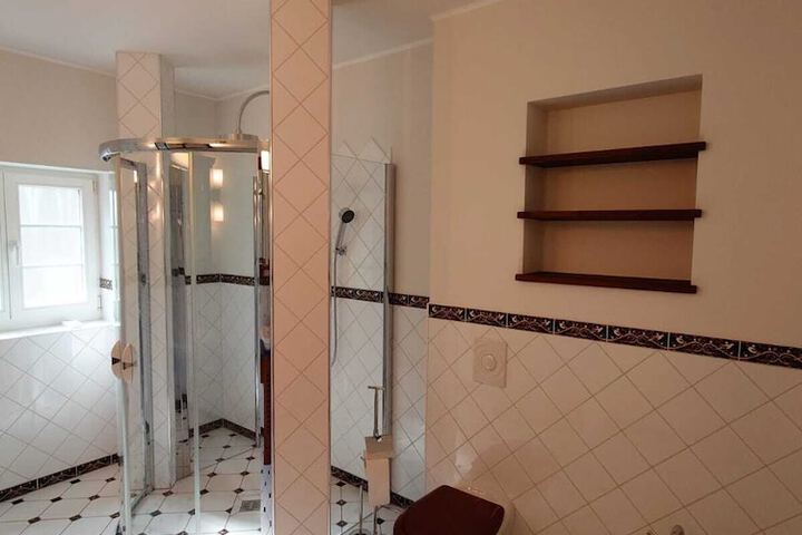 Room 6 of 17