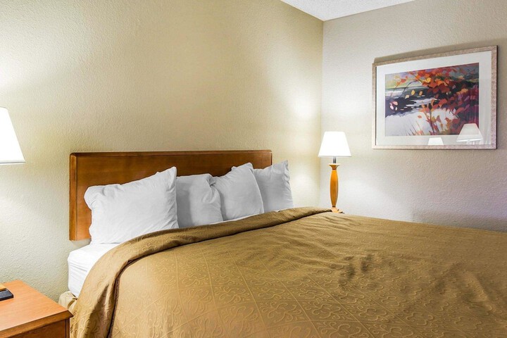 1 King Bed (4 of 12)