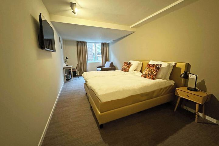 Room 35 of 144