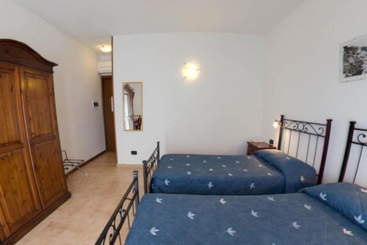 Room 3 of 28