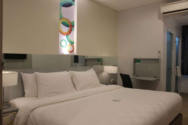 Room 9 of 33