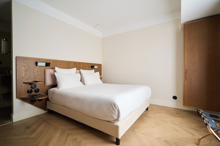 Room 16 of 42