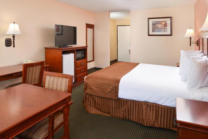 2 Queen Beds (2 of 10)