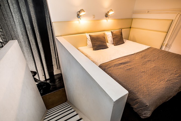 Room 43 of 214
