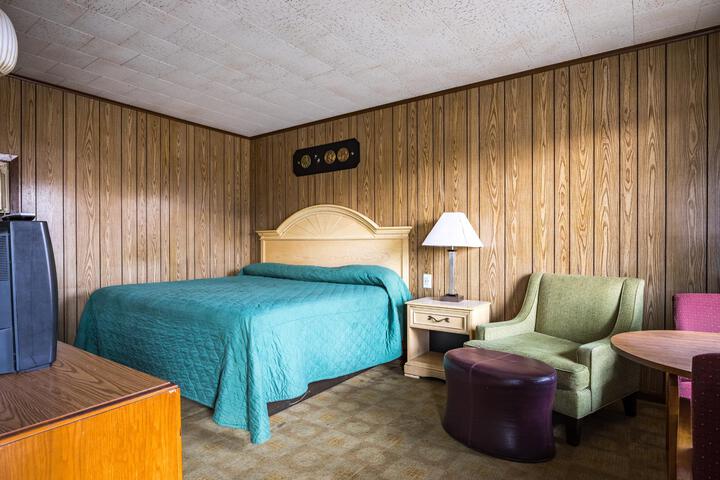1 King Bed (6 of 11)