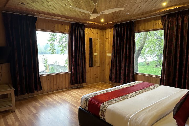 Nigeen Lake View Resort