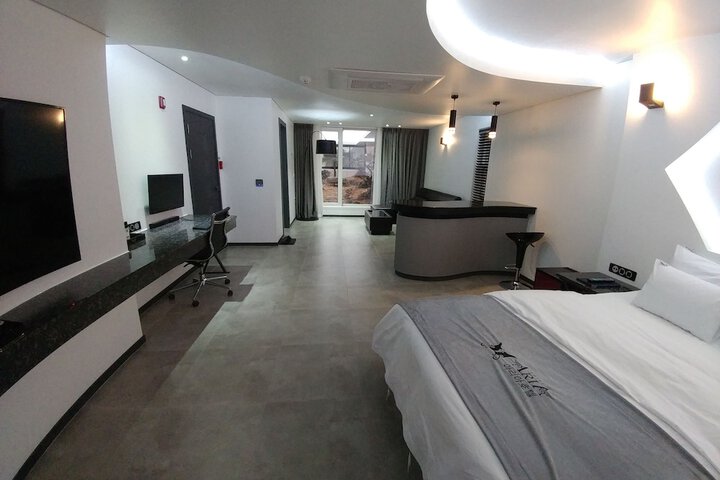 Room 30 of 319