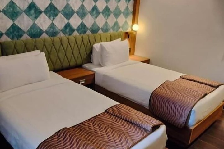 Room 4 of 16