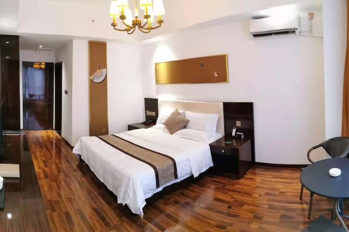 Room 3 of 20