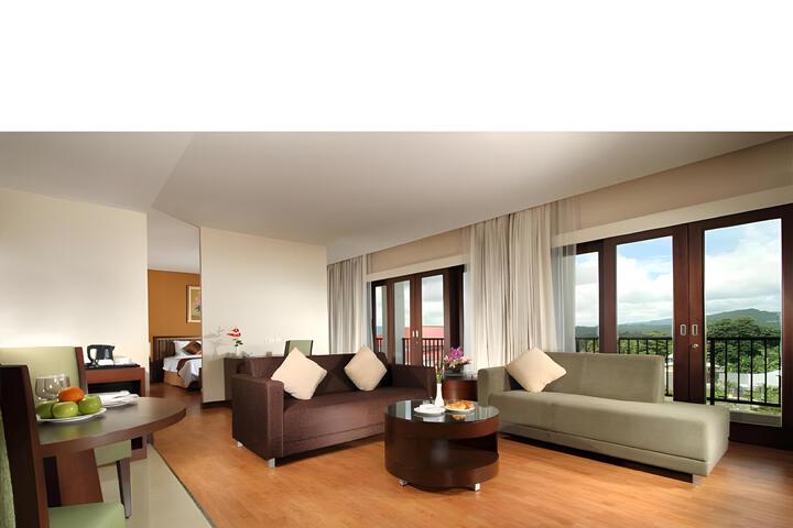 Lounge 21 of 33