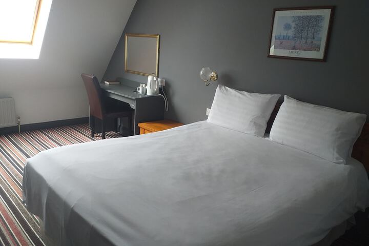 Room 6 of 18