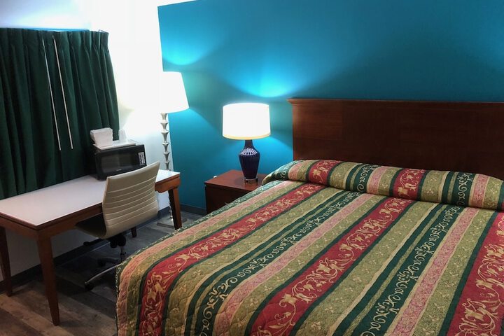 1 King Bed (4 of 9)