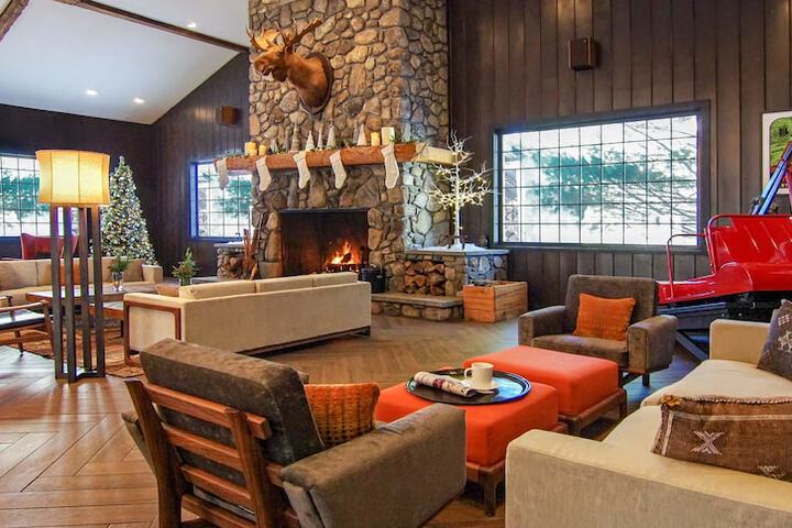 Lobby lounge