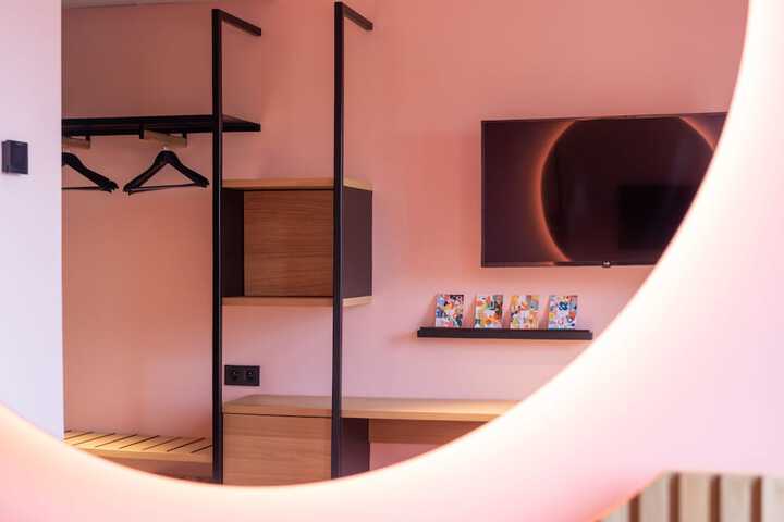 Room 6 of 28