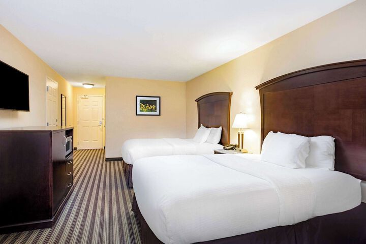 2 Queen Beds (4 of 8)