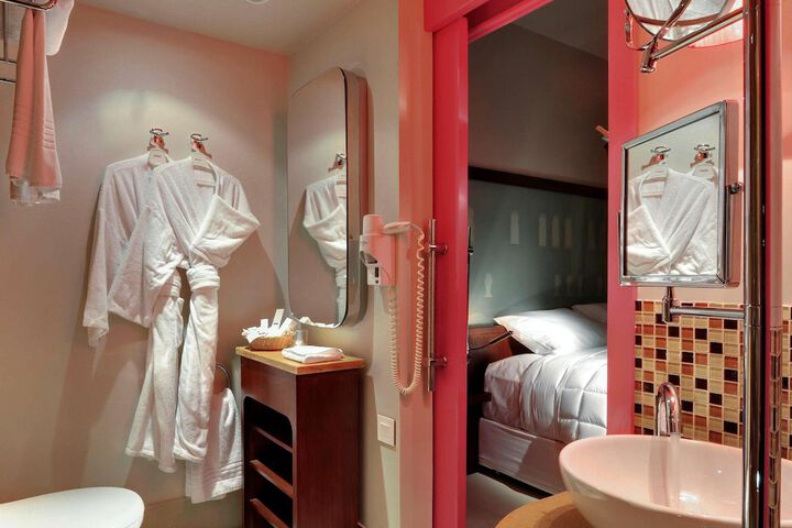 Room 32 of 198