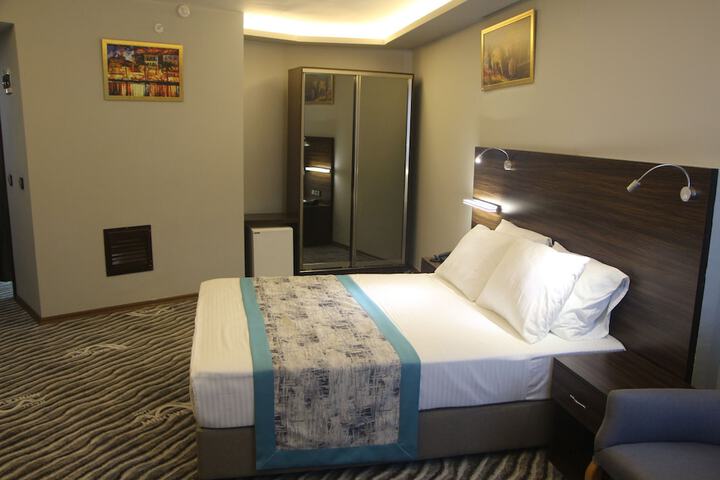 Room 10 of 34