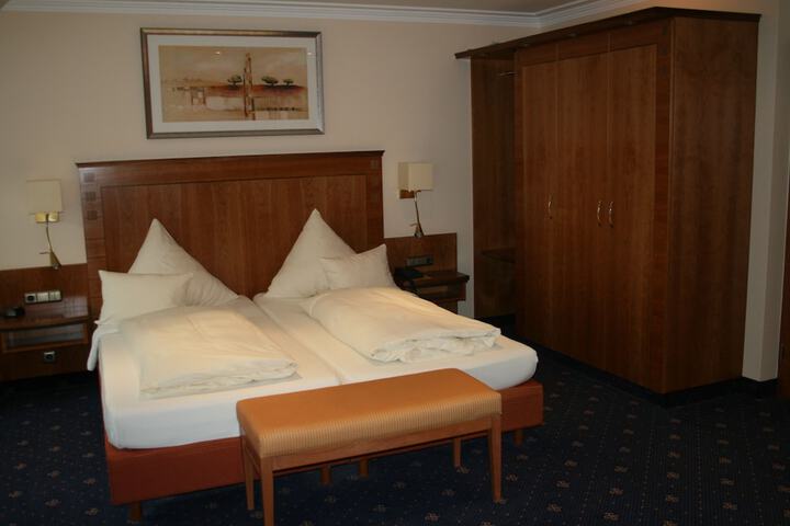 Room 3 of 94