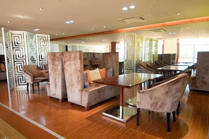 Lounge 53 of 68