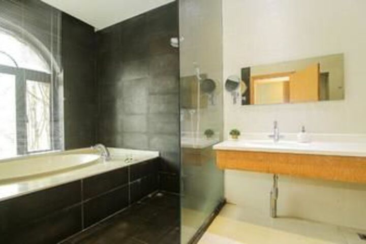 Room 4 of 19