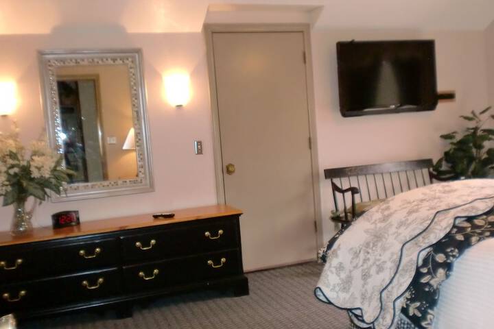Deluxe King Bed Partial Lake View (31 of 48)