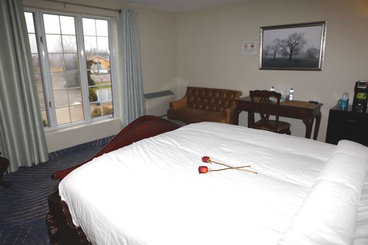 Classic Room 1 Queen Bed (10 of 16)