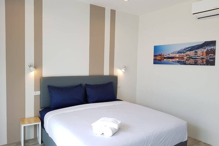 Room 9 of 28
