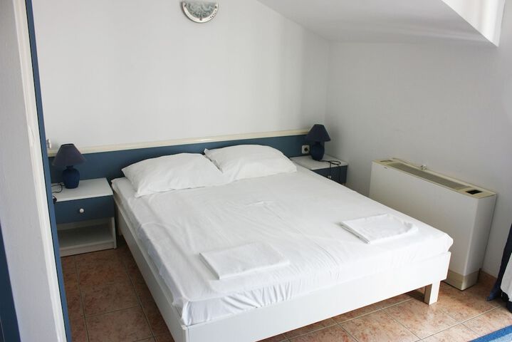 Room 6 of 92